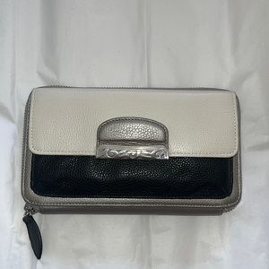 Brighton women’s wallet/purse comes with purse straps